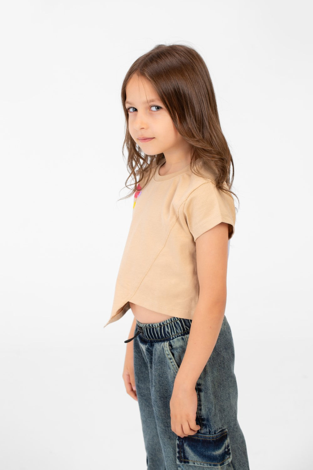 تيشيرت نصف كم بنقشة نصية وياقة دائرية للبنات بتصميم مميز