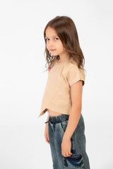 تيشيرت نصف كم بنقشة نصية وياقة دائرية للبنات بتصميم مميز