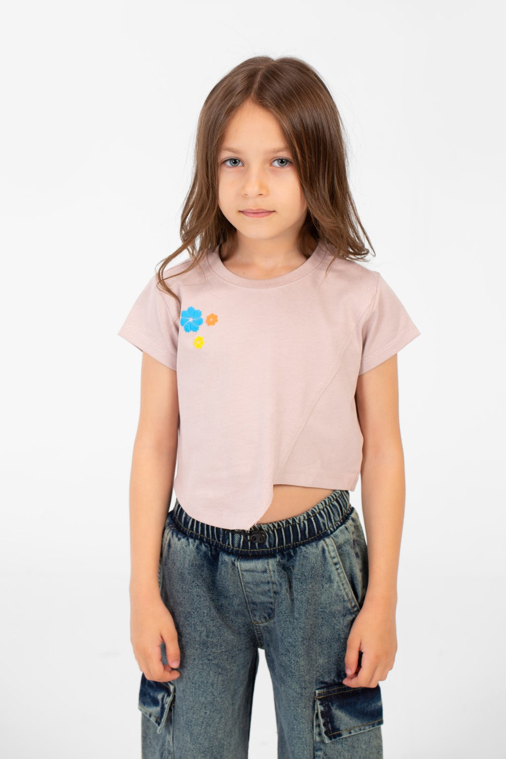 تيشيرت نصف كم بنقشة نصية وياقة دائرية للبنات بتصميم مميز