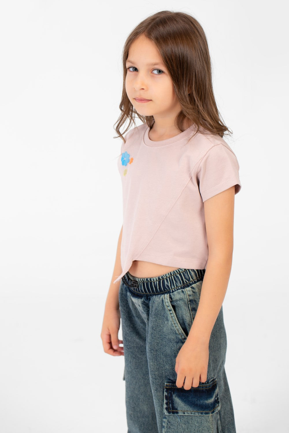 تيشيرت نصف كم بنقشة نصية وياقة دائرية للبنات بتصميم مميز