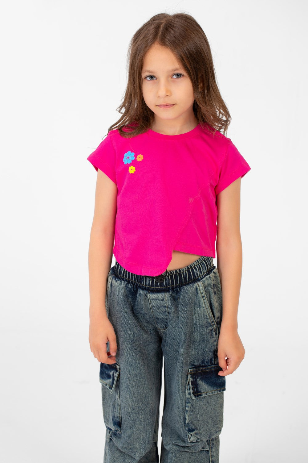 تيشيرت نصف كم بنقشة نصية وياقة دائرية للبنات بتصميم مميز