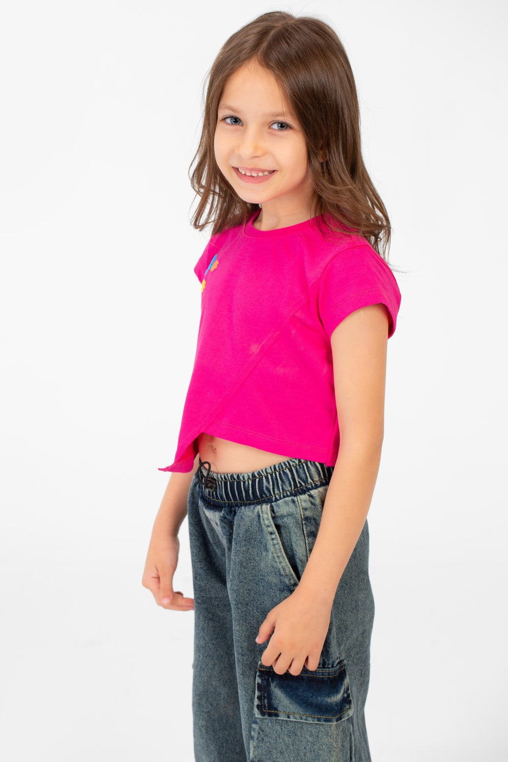 تيشيرت نصف كم بنقشة نصية وياقة دائرية للبنات بتصميم مميز