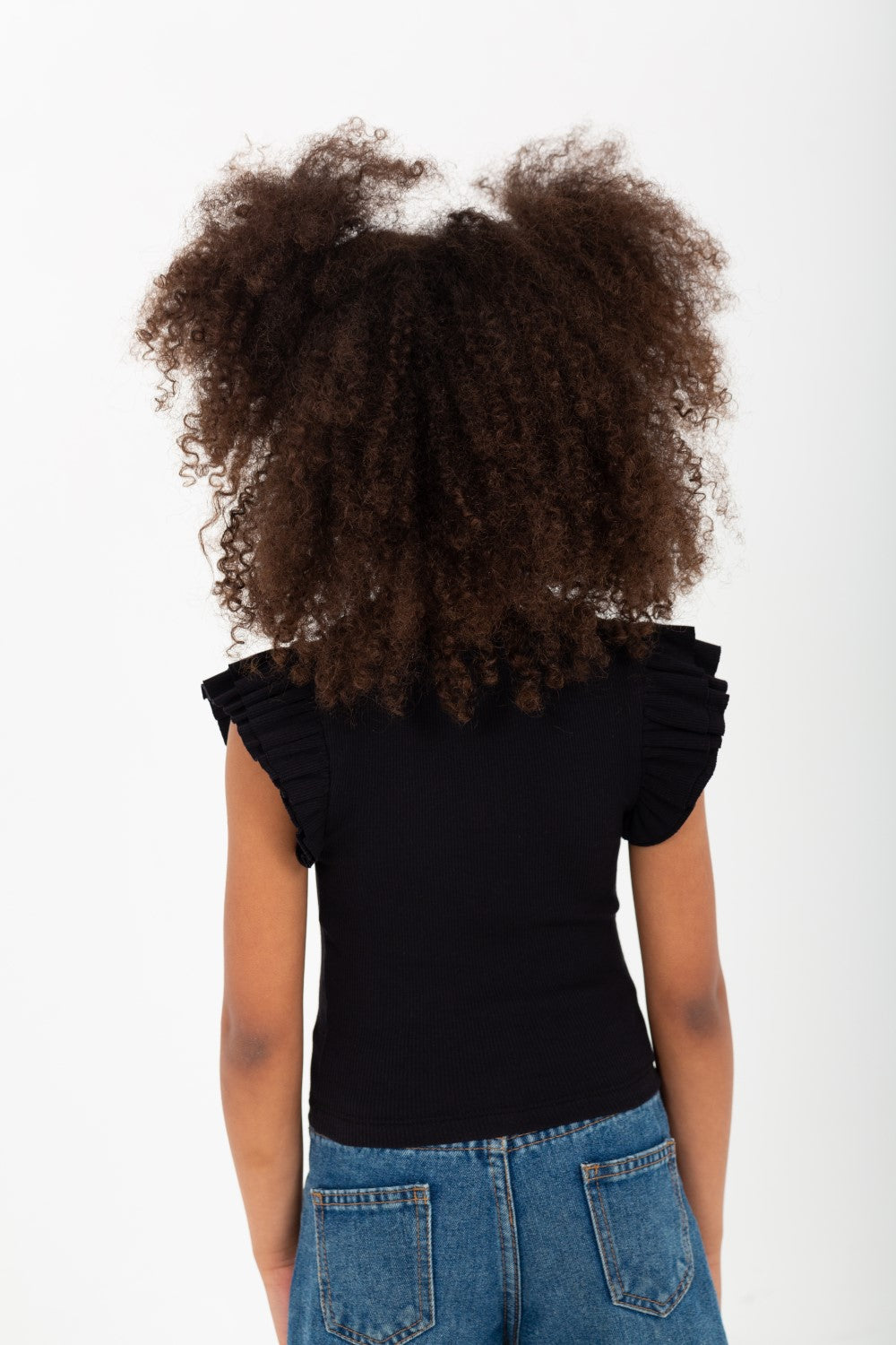 تي شيرت للبنات بكشكش على الكتف ومادة فريدة