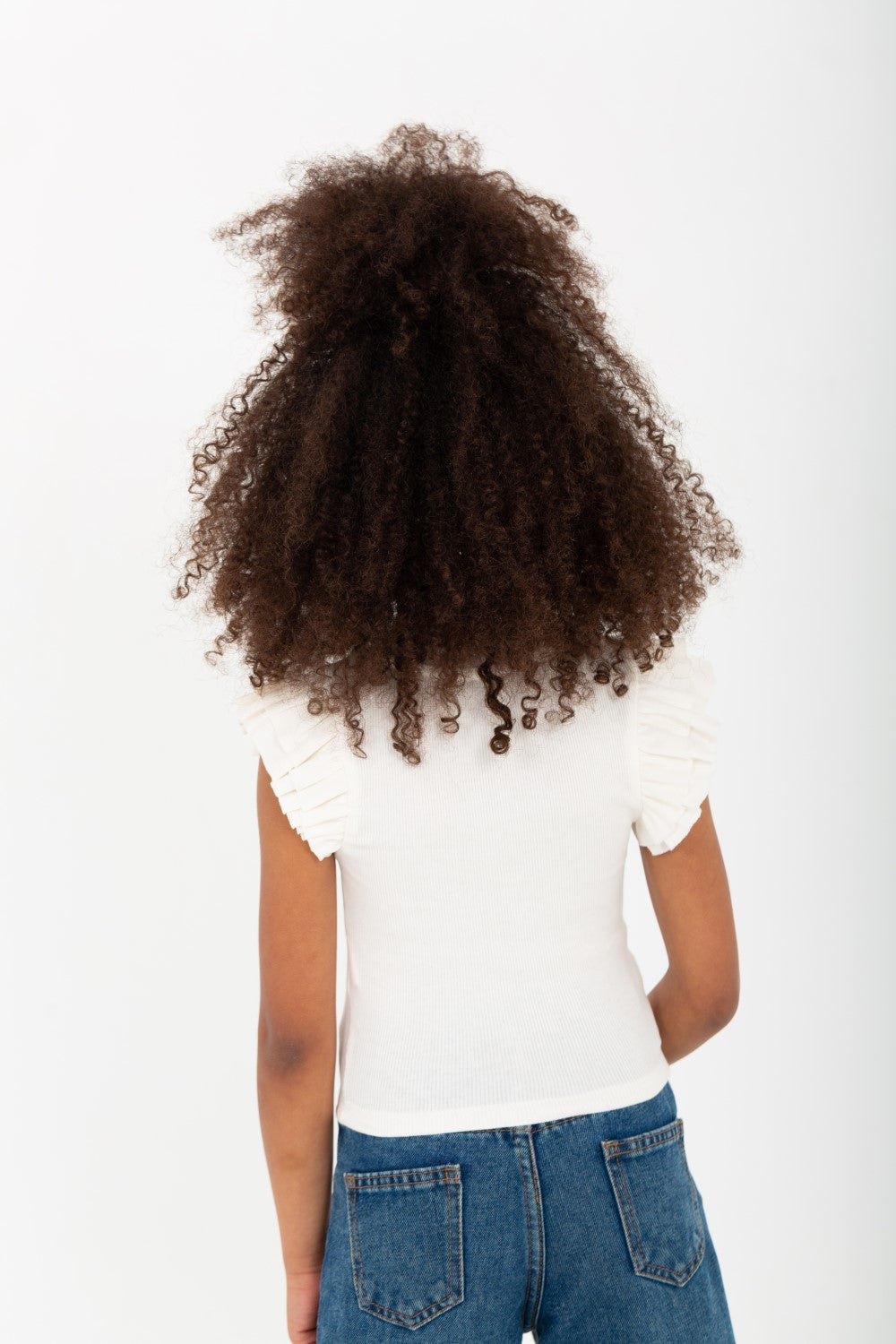 تي شيرت للبنات بكشكش على الكتف ومادة فريدة