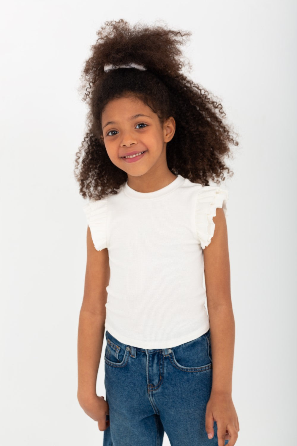 تي شيرت للبنات بكشكش على الكتف ومادة فريدة