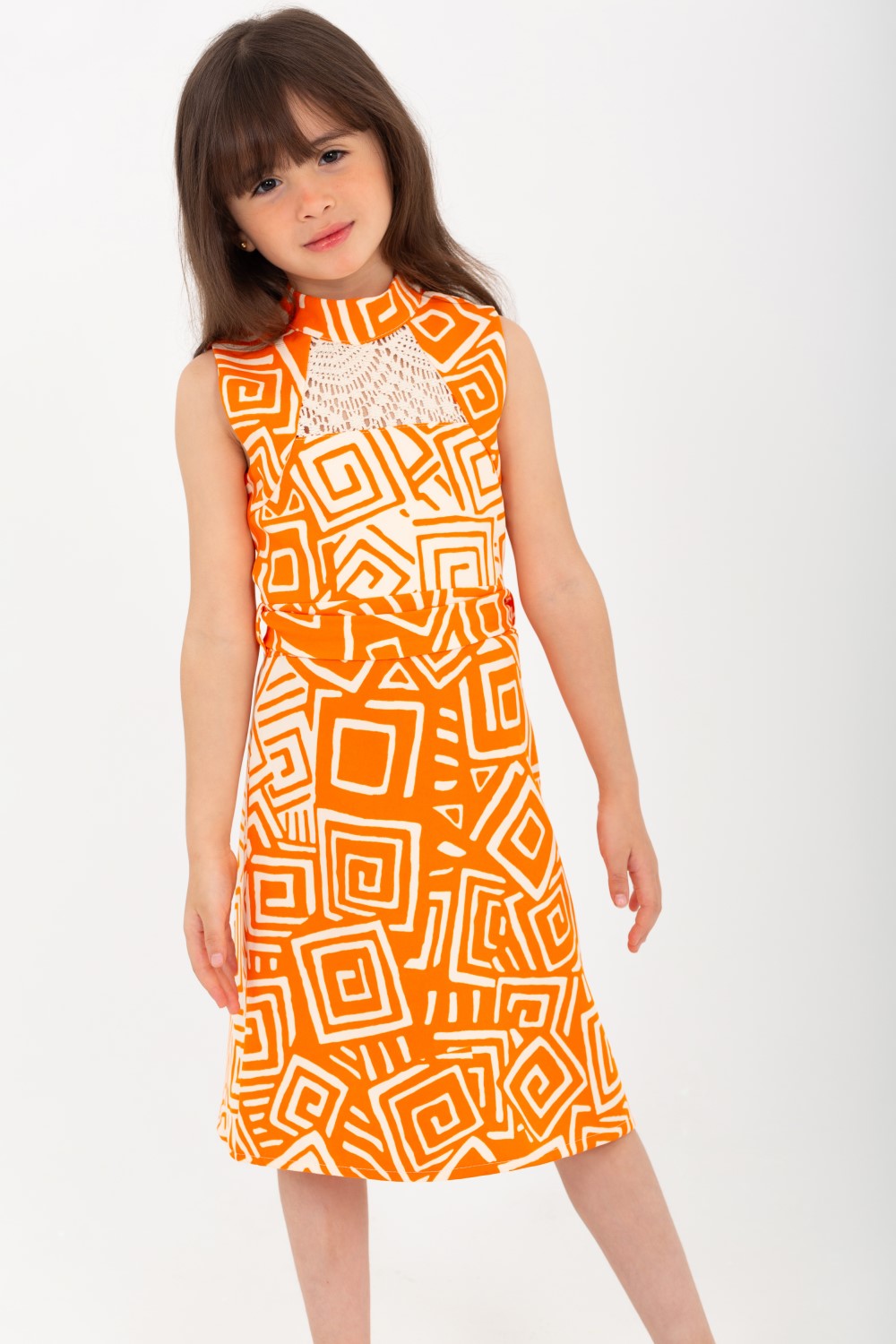 فستان بنات بياقة عالية من خامة مريحة وتفاصيل فريدة