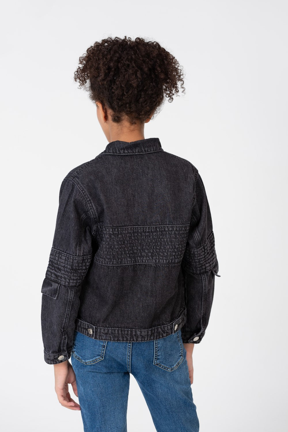 جاكيت جينز بنات واسع بقصة عصرية وجيوب أمامية