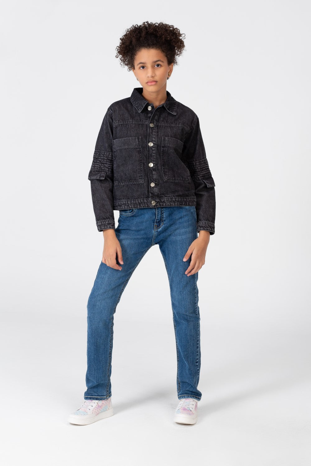 جاكيت جينز بنات واسع بقصة عصرية وجيوب أمامية