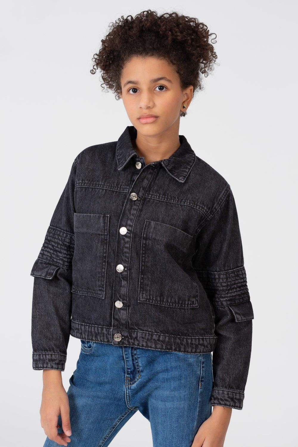 جاكيت جينز بنات واسع بقصة عصرية وجيوب أمامية