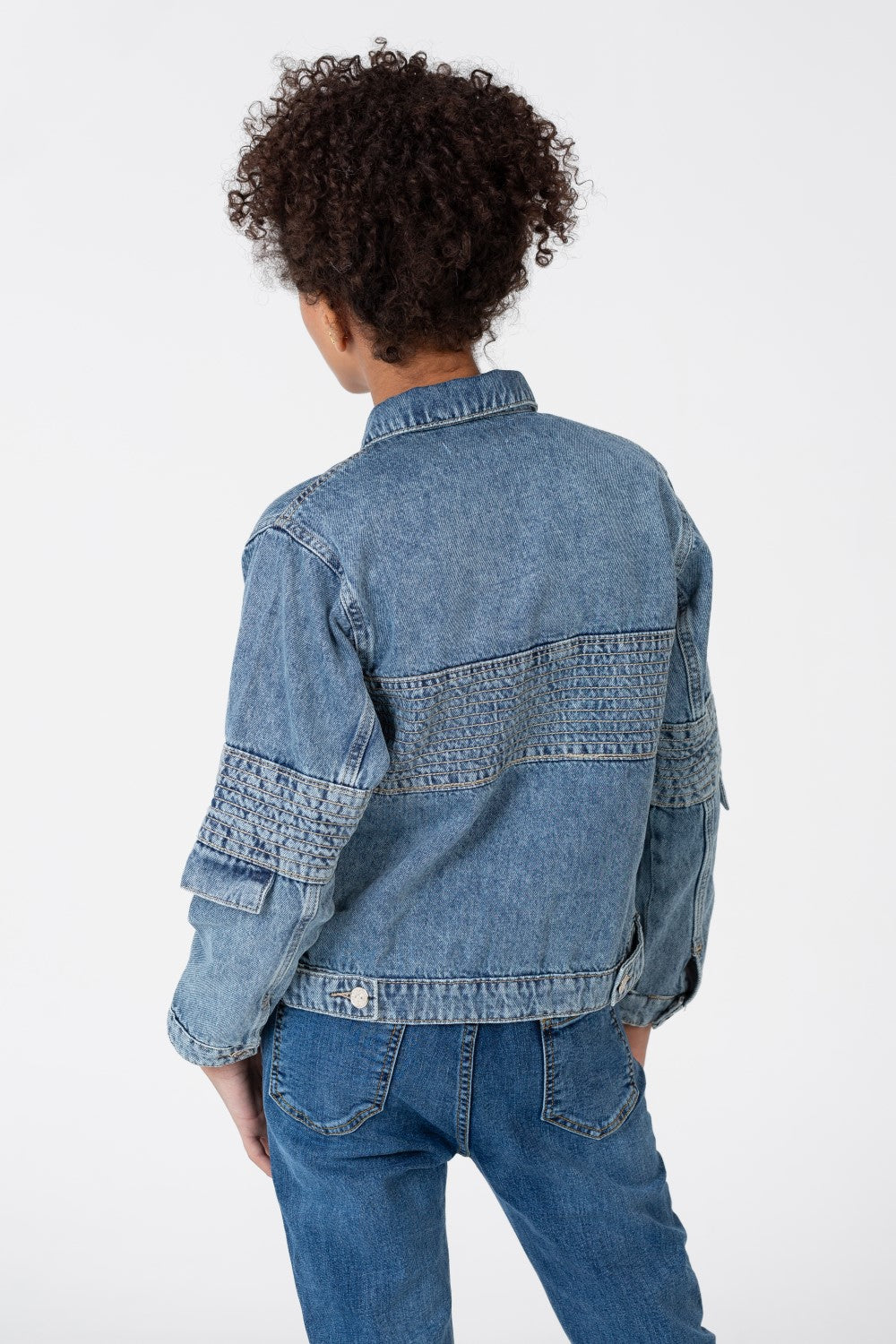 جاكيت جينز بنات واسع بقصة عصرية وجيوب أمامية