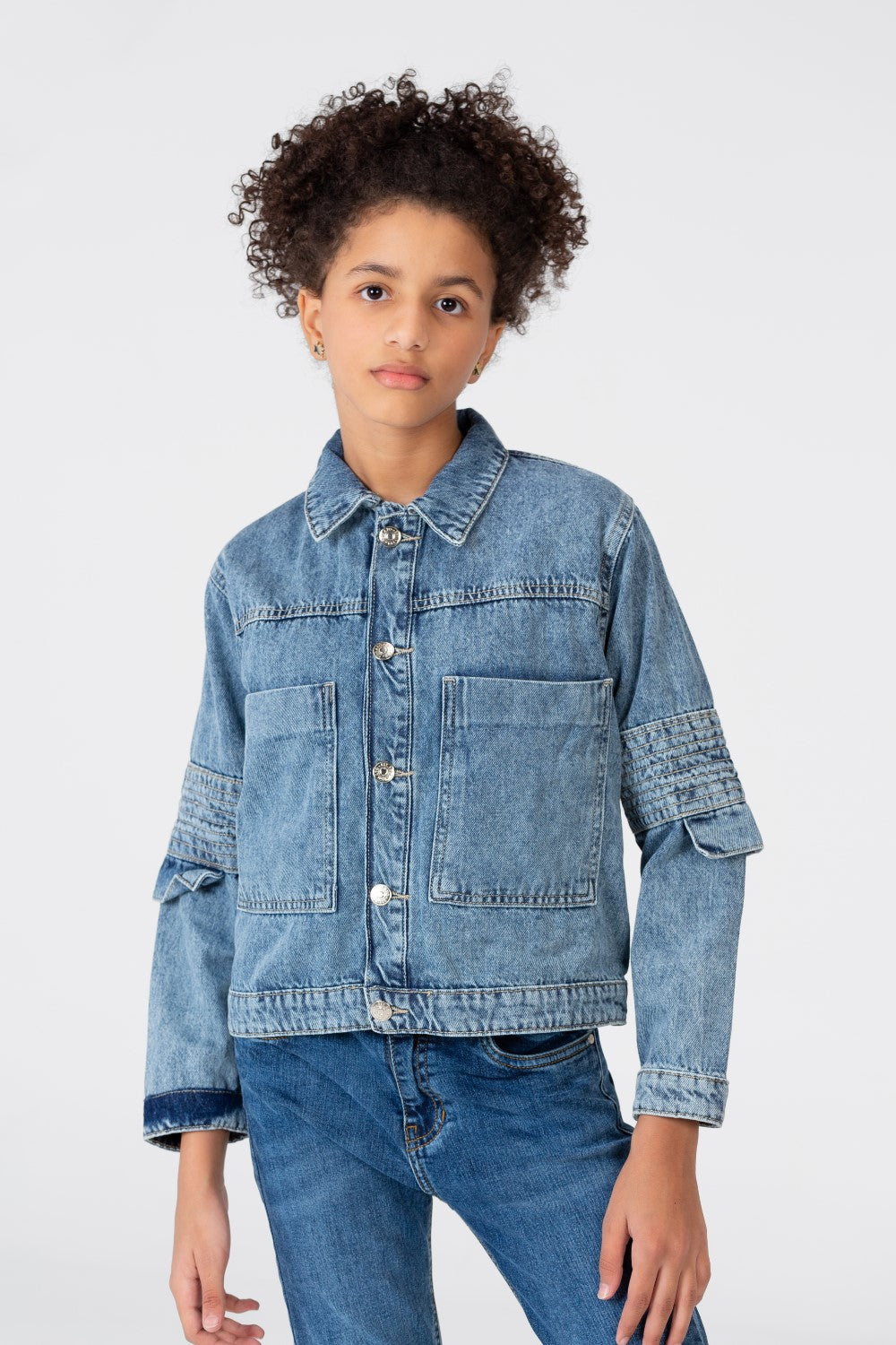 جاكيت جينز بنات واسع بقصة عصرية وجيوب أمامية