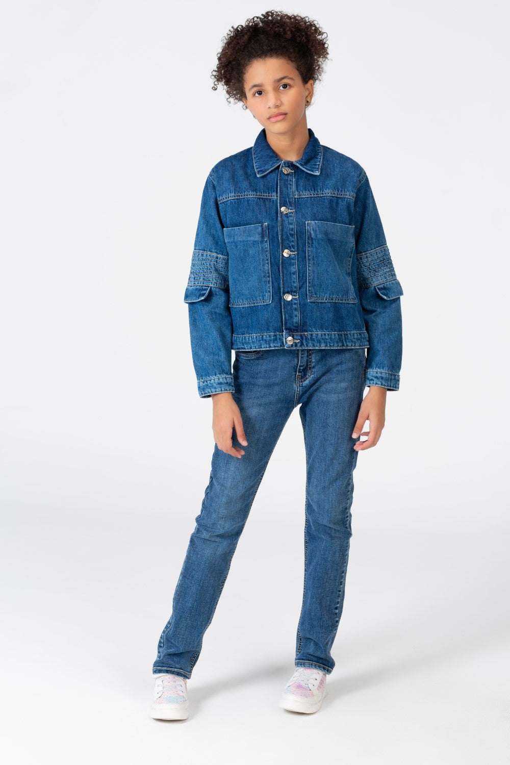 جاكيت جينز بنات واسع بقصة عصرية وجيوب أمامية