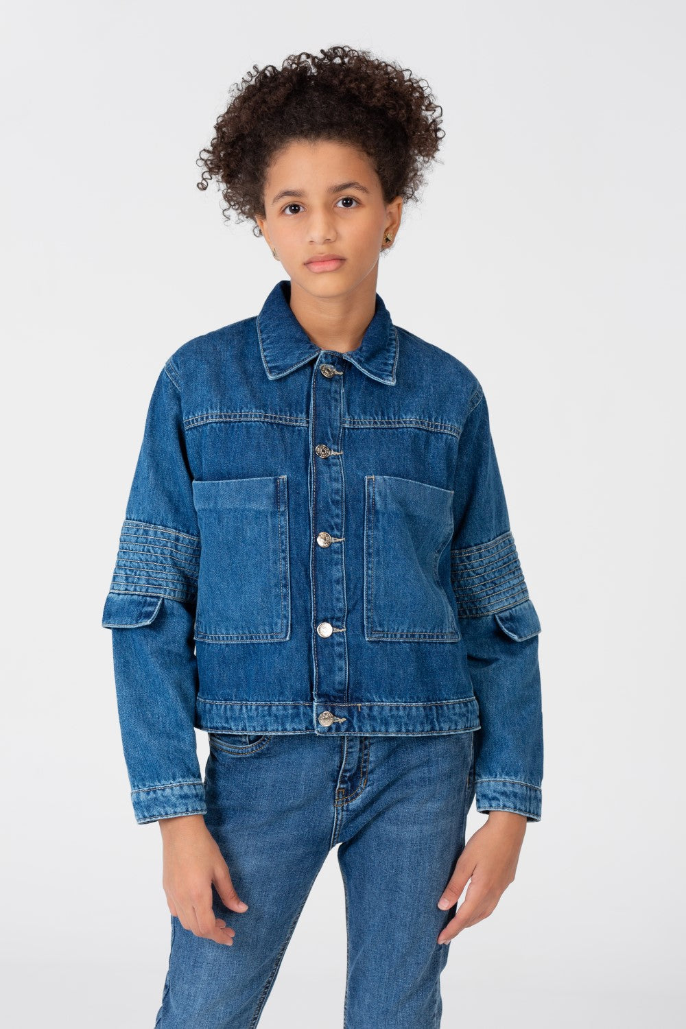 جاكيت جينز بنات واسع بقصة عصرية وجيوب أمامية