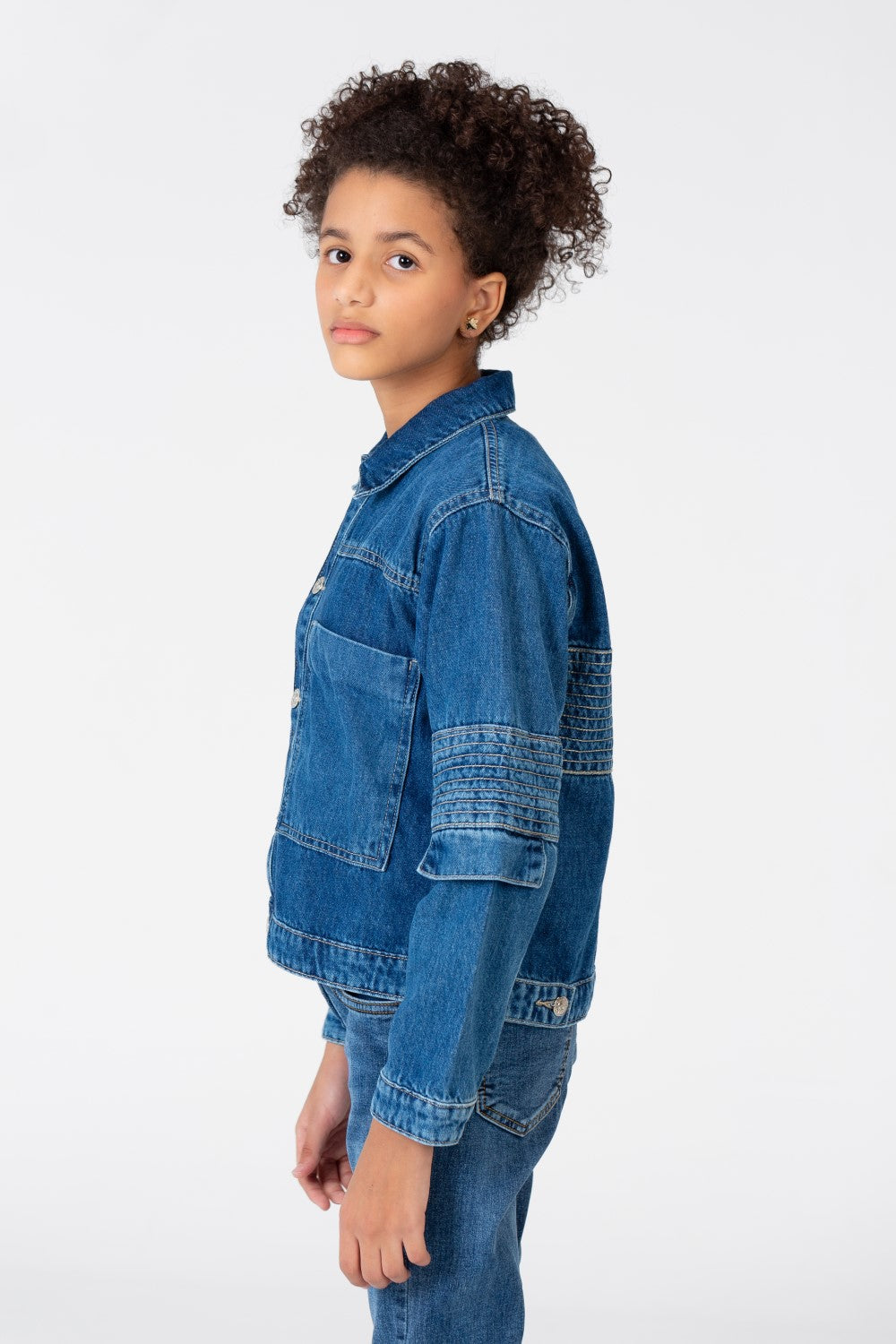 جاكيت جينز بنات واسع بقصة عصرية وجيوب أمامية