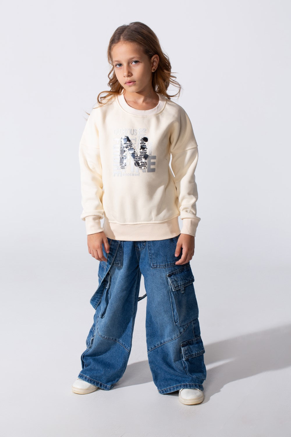Girl's Slim Fit Sweatshirt With A Front Print And Round Neck