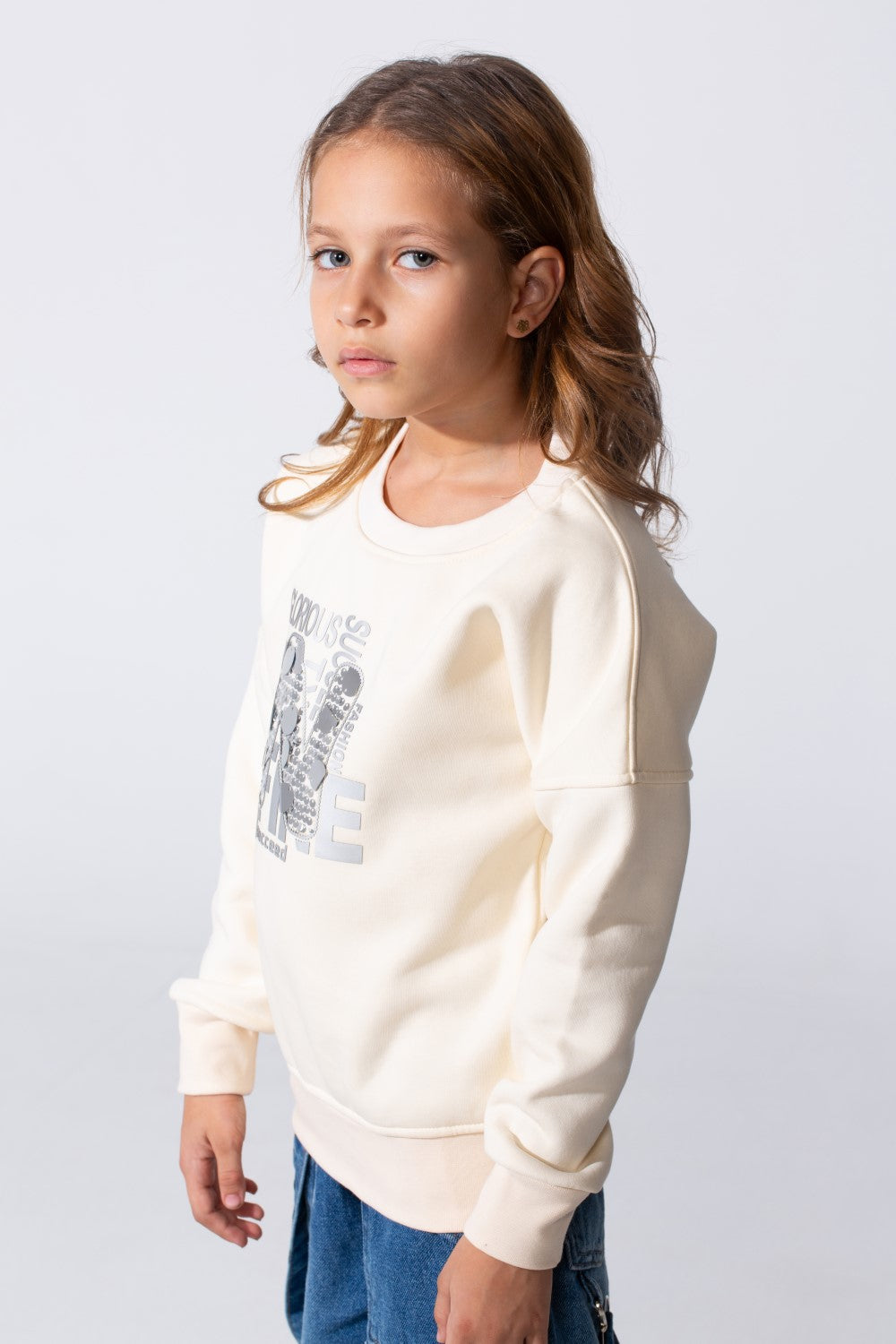 Girl's Slim Fit Sweatshirt With A Front Print And Round Neck