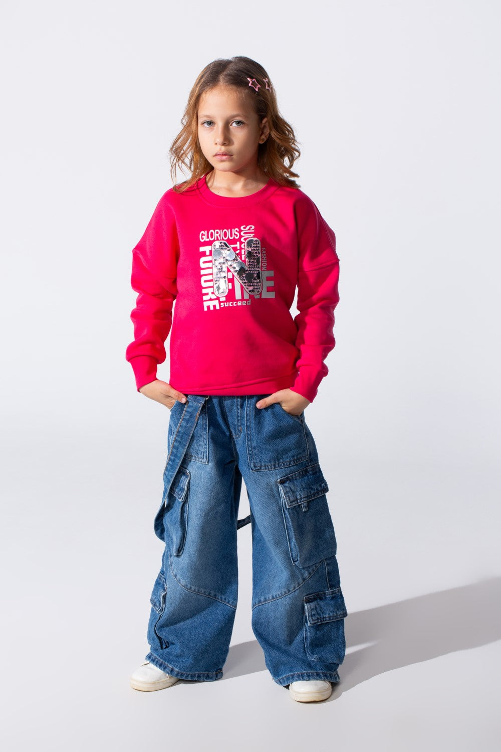 Girl's Slim Fit Sweatshirt With A Front Print And Round Neck