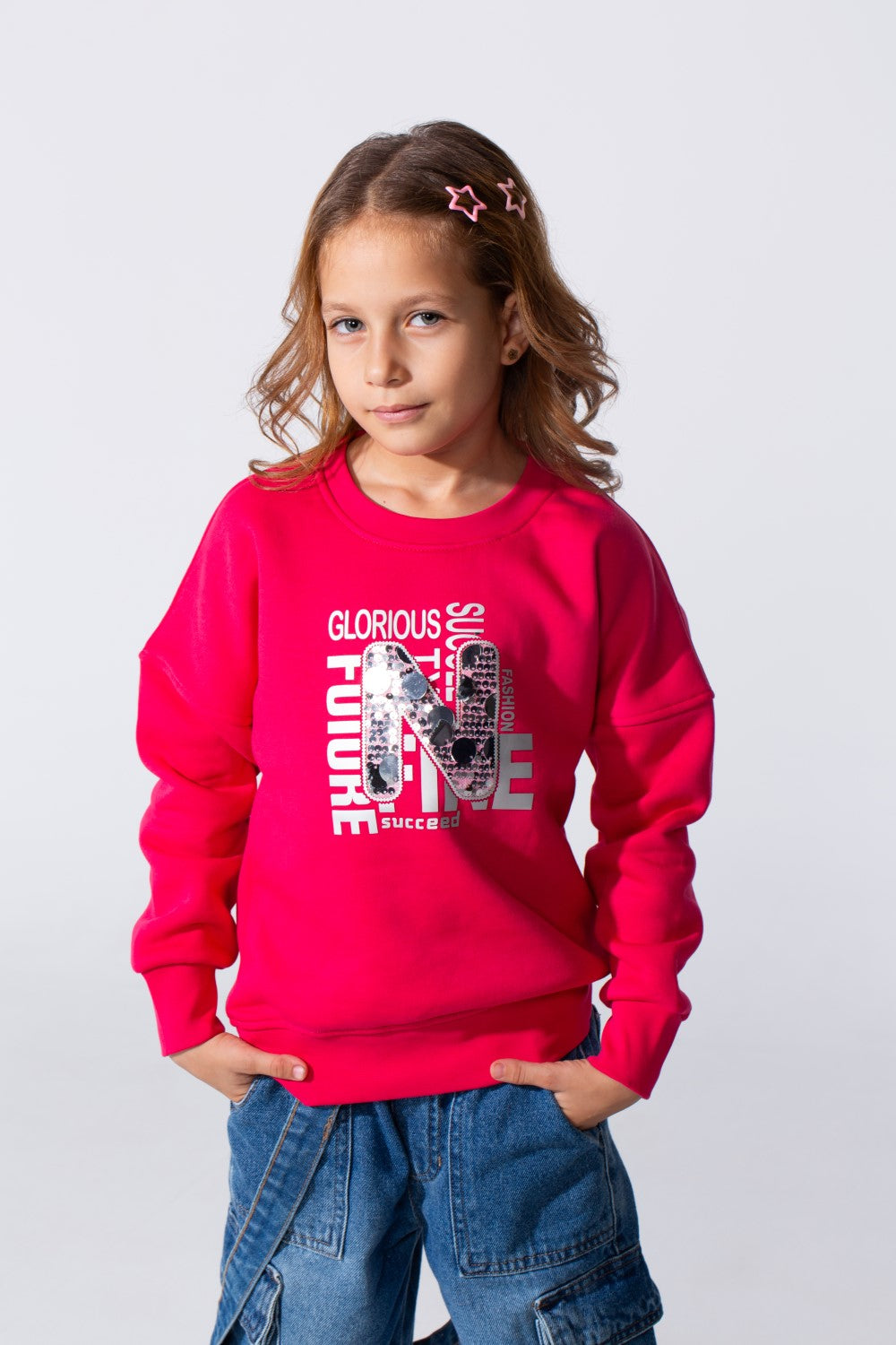 Girl's Slim Fit Sweatshirt With A Front Print And Round Neck