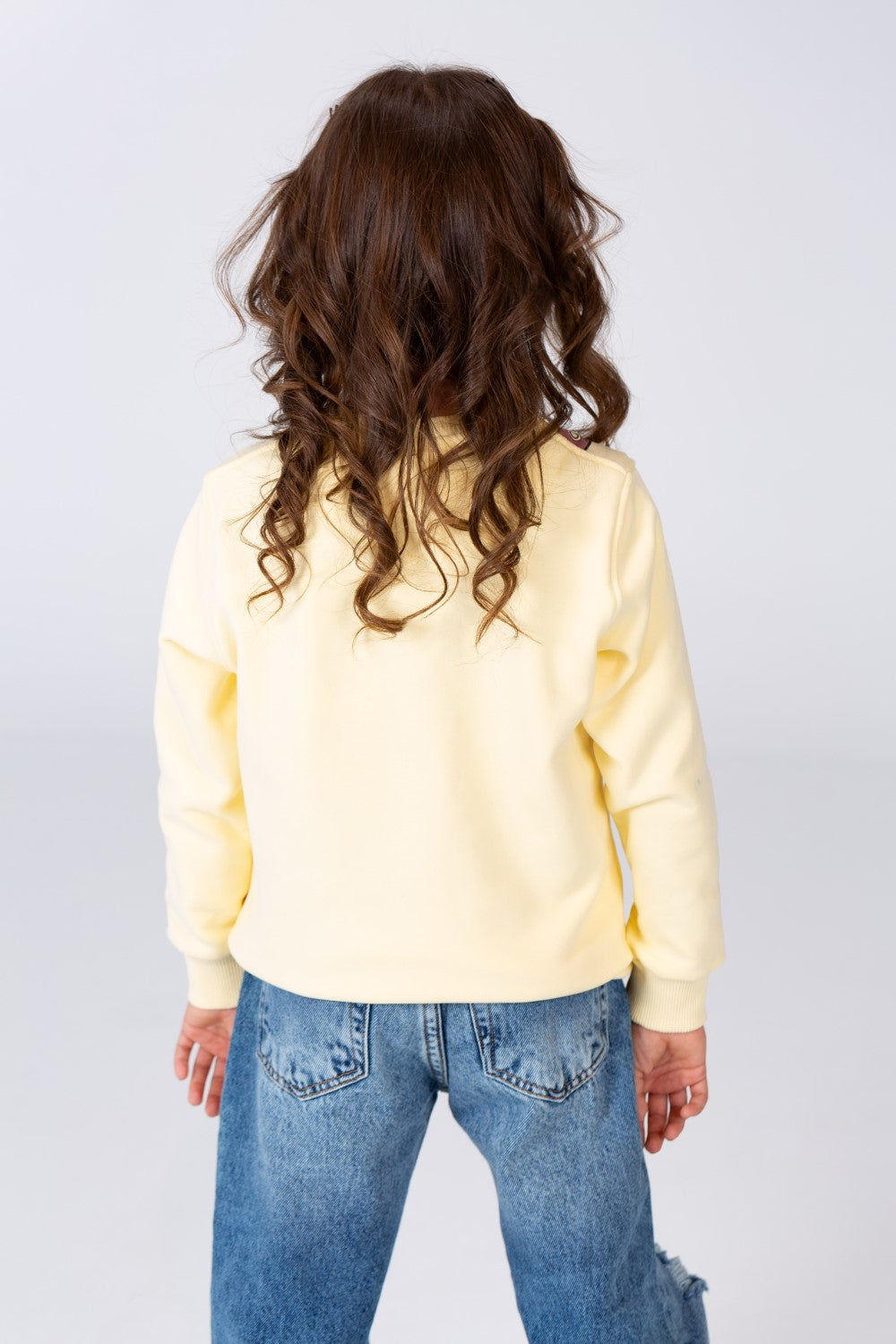 سويت شيرت بياقة دائرية مطبوع من خامة ميلتون مع جيب أمامي مميز للبنات