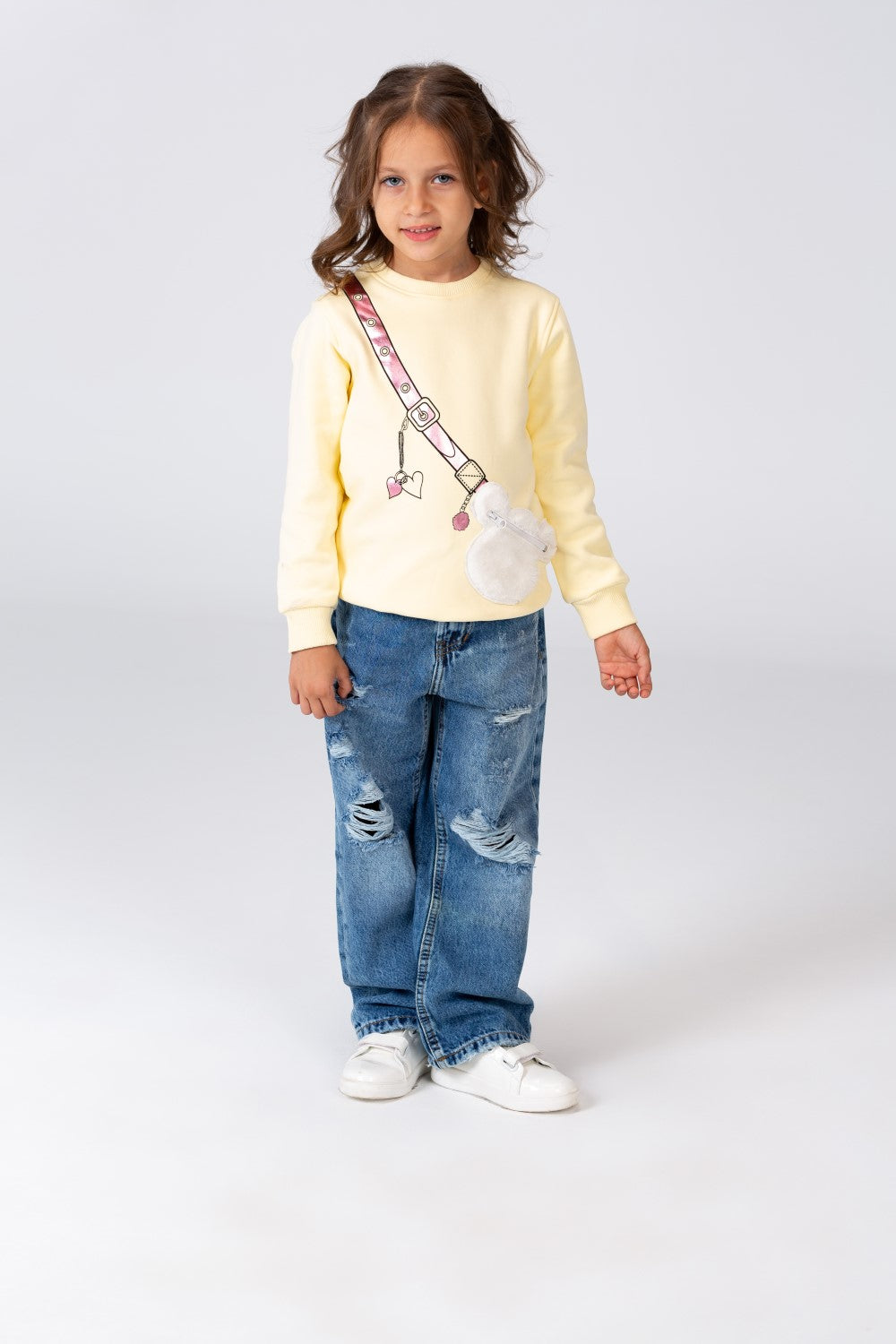 سويت شيرت بياقة دائرية مطبوع من خامة ميلتون مع جيب أمامي مميز للبنات