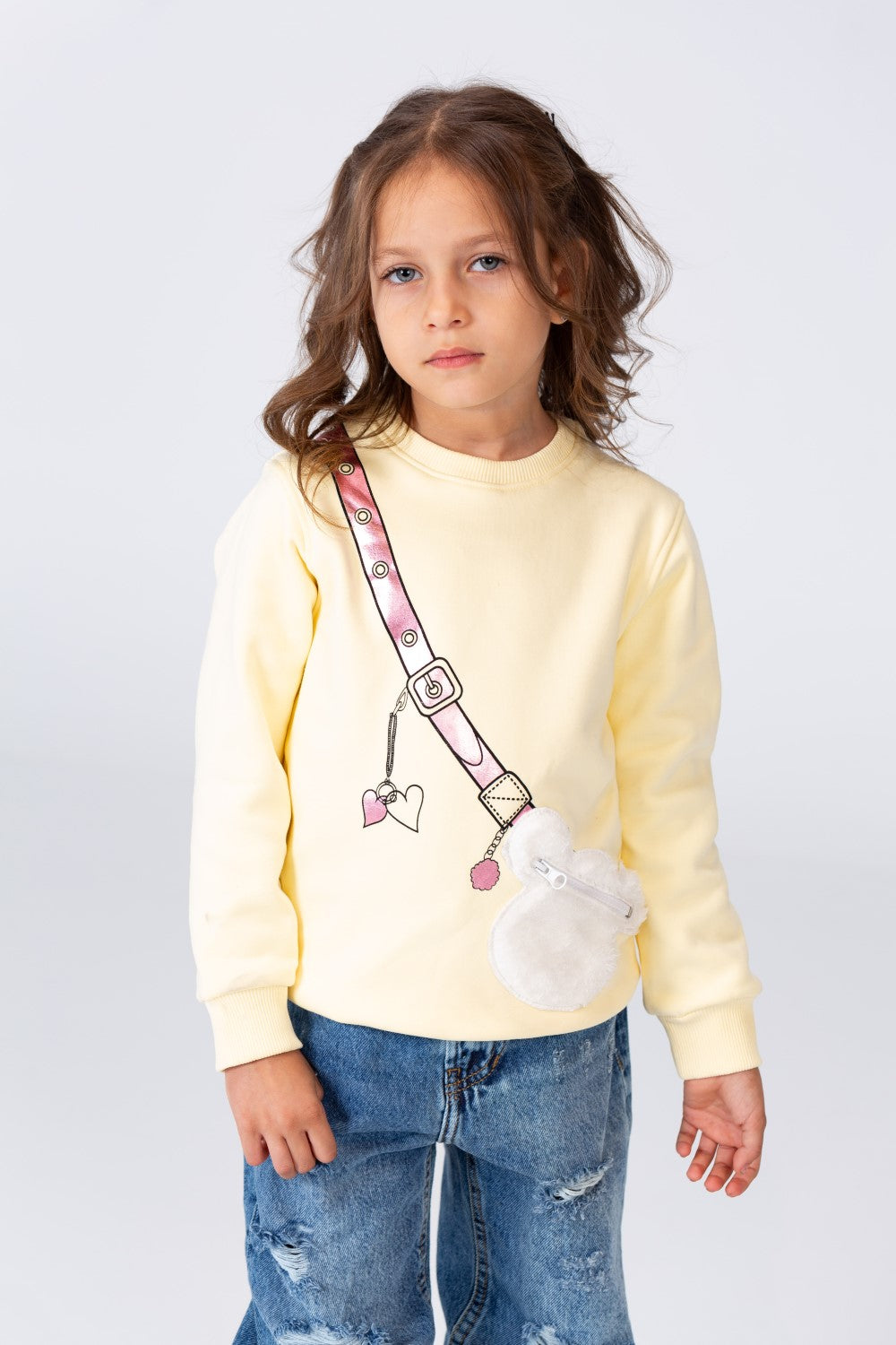 سويت شيرت بياقة دائرية مطبوع من خامة ميلتون مع جيب أمامي مميز للبنات