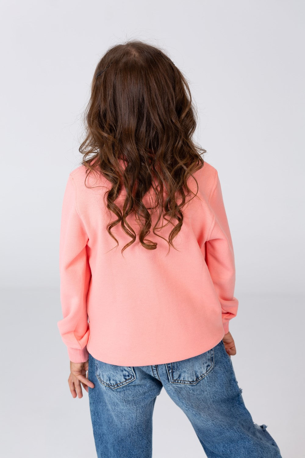 سويت شيرت بياقة دائرية مطبوع من خامة ميلتون مع جيب أمامي مميز للبنات