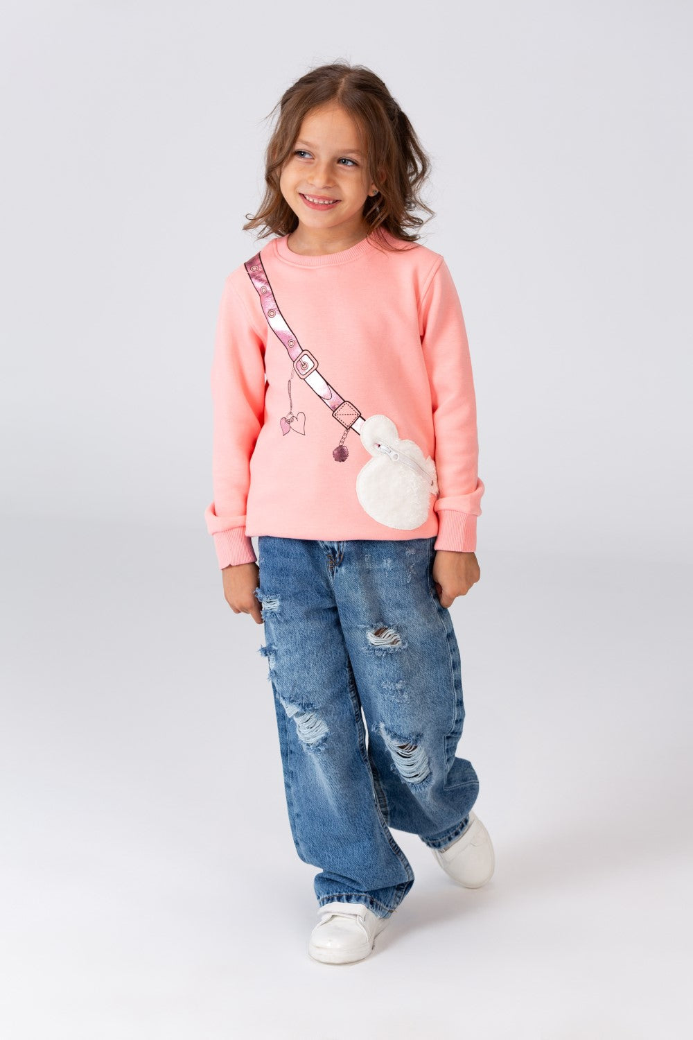 سويت شيرت بياقة دائرية مطبوع من خامة ميلتون مع جيب أمامي مميز للبنات