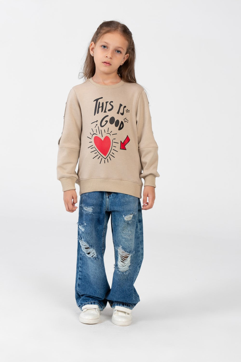Girls' sweatshirt with a round neck and a print on the front