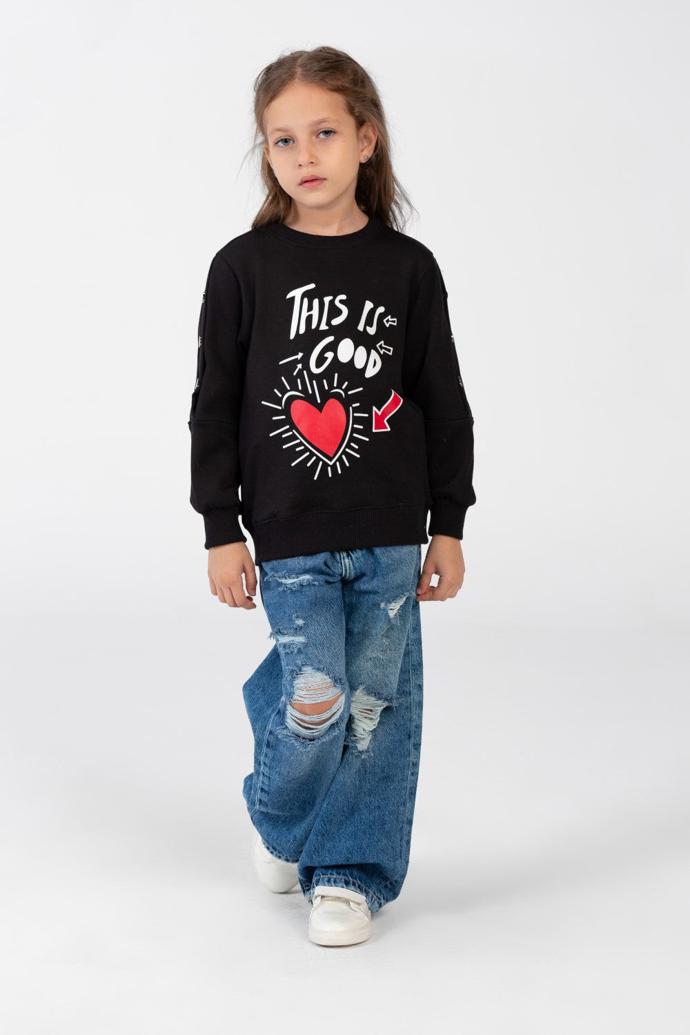 Girls' sweatshirt with a round neck and a print on the front