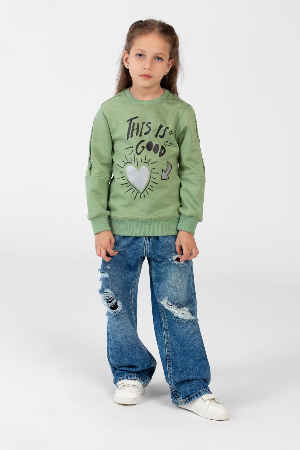 Girls' sweatshirt with a round neck and a print on the front