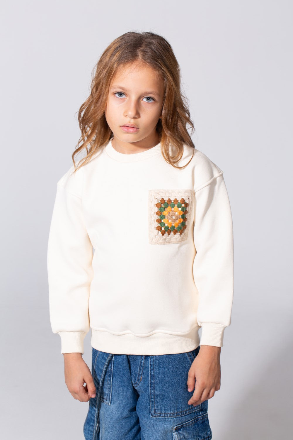 Girl's Slim Fit Sweatshirt With A Round Neck And Front Print