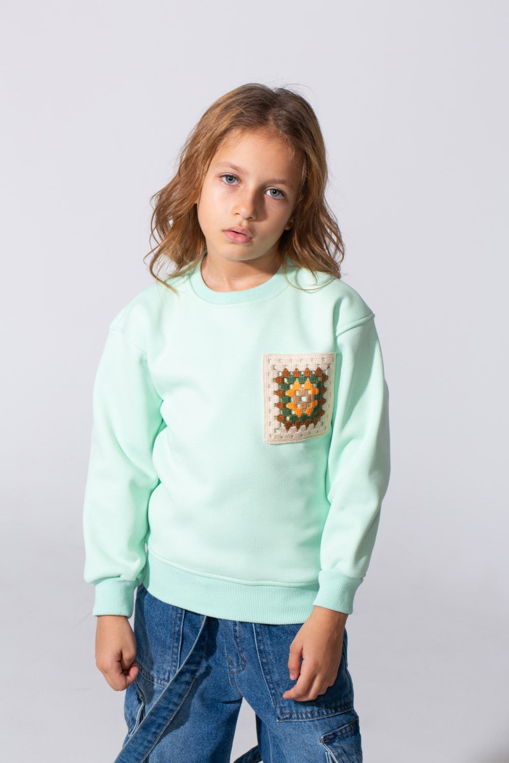 Girl's Slim Fit Sweatshirt With A Round Neck And Front Print