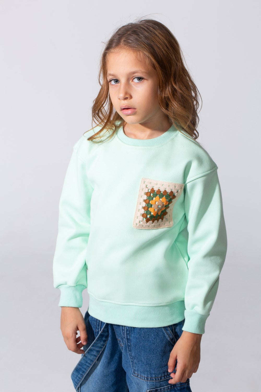 Girl's Slim Fit Sweatshirt With A Round Neck And Front Print