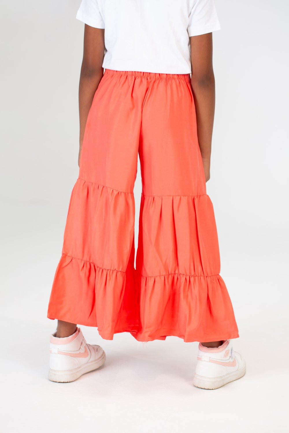 بنطلون طويل ووايد ليج من قماش أساسي بقصة صيفية عصرية للبنات