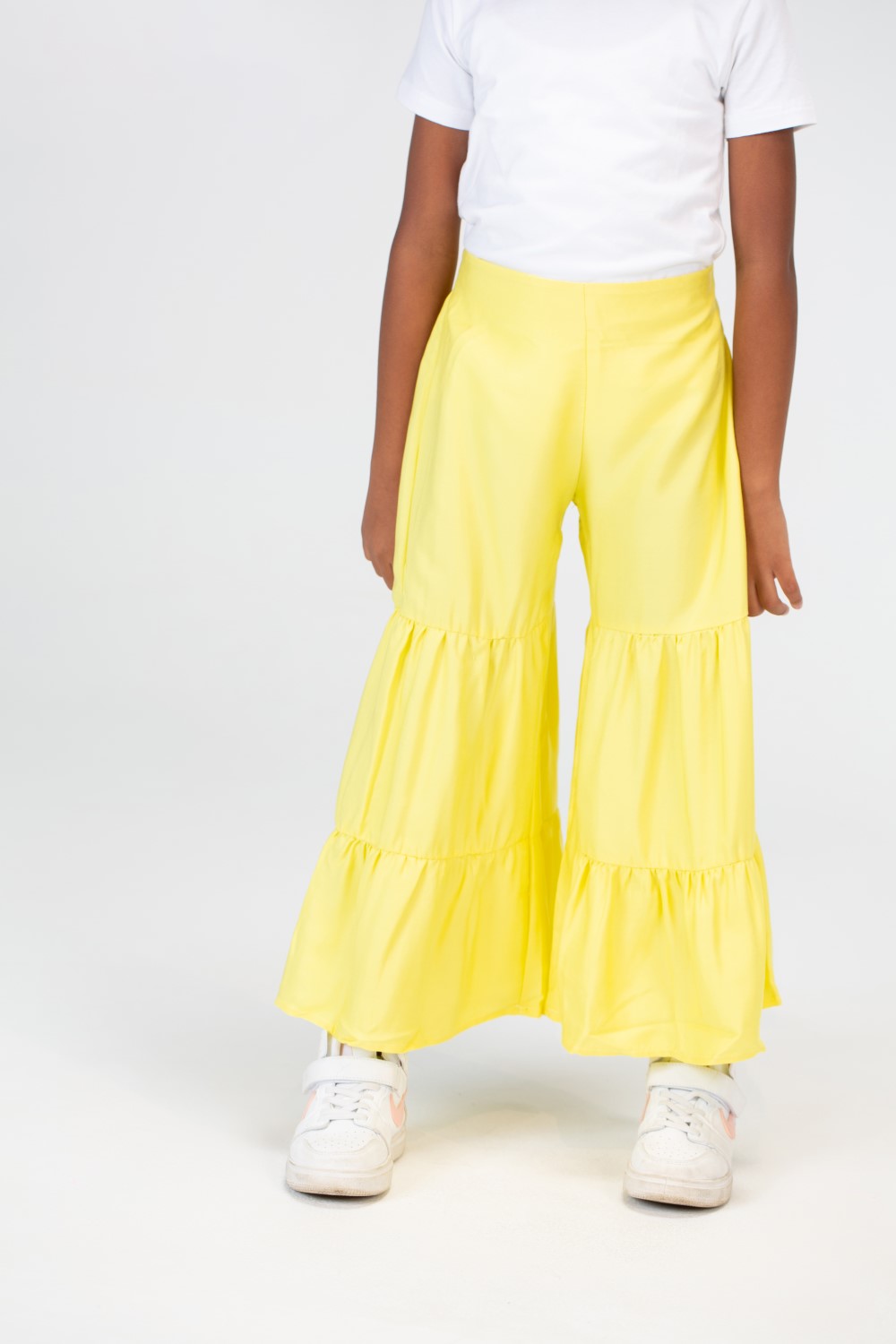 بنطلون طويل ووايد ليج من قماش أساسي بقصة صيفية عصرية للبنات