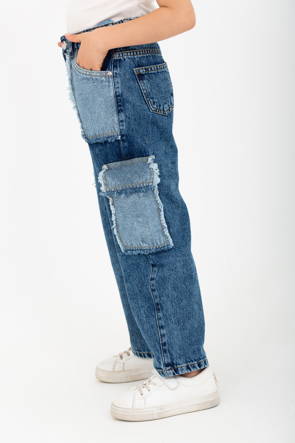 بنطلون جينز بناتي بقصة أرجل واسعة مع جيوب أمامية وخلفية وقصة فريدة