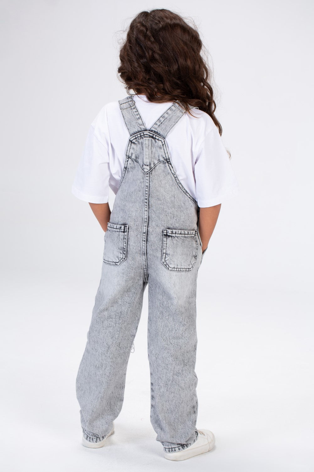 جمبسوت جينز بوي فريند بقصّة مريحة للبنات مع جيوب جانبية وخلفية وتصميم فريد