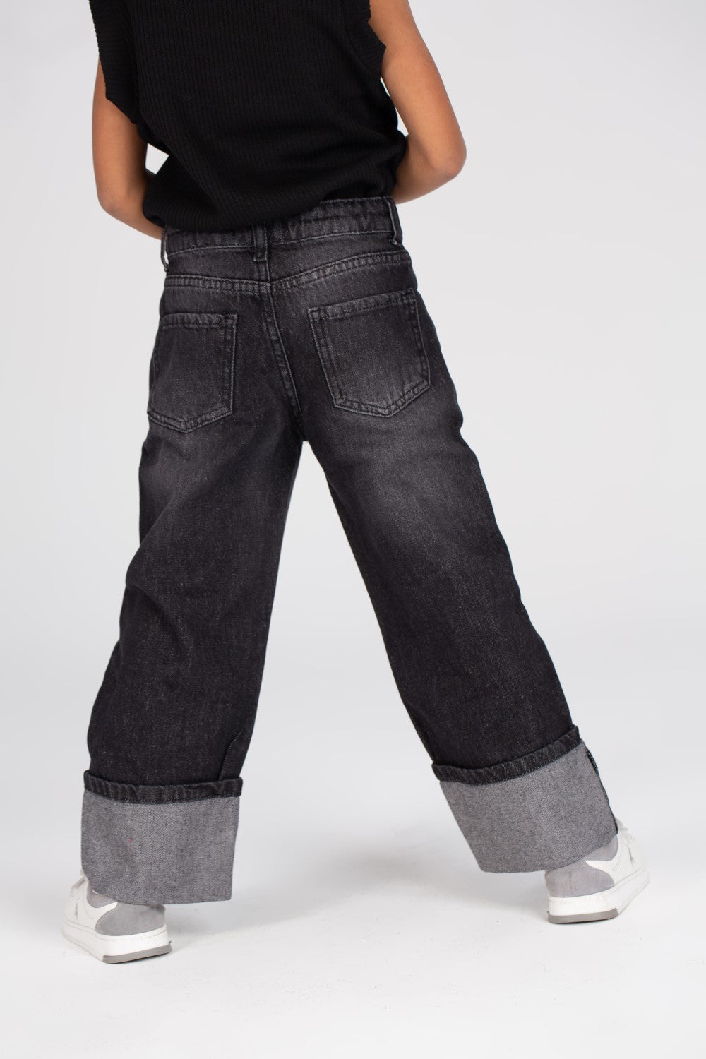 بنطلونات جينز واسعة بتفاصيل مستعملة للبنات مع قصة فريدة