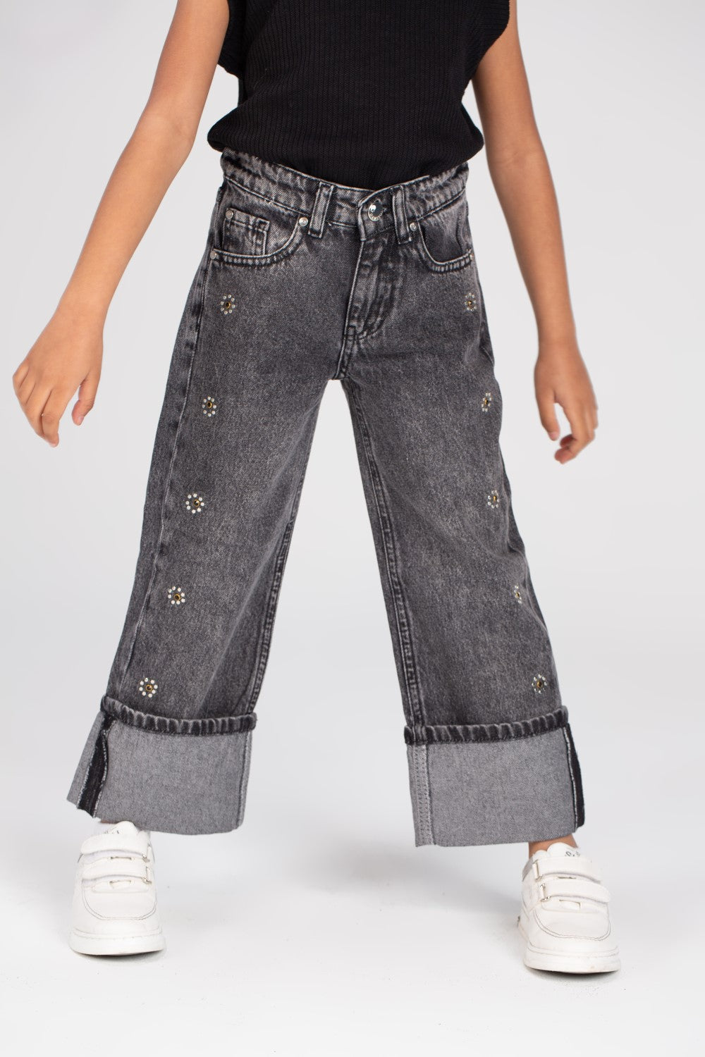 بنطلونات جينز واسعة بتفاصيل مستعملة للبنات مع قصة فريدة