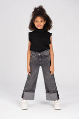 بنطلونات جينز واسعة بتفاصيل مستعملة للبنات مع قصة فريدة