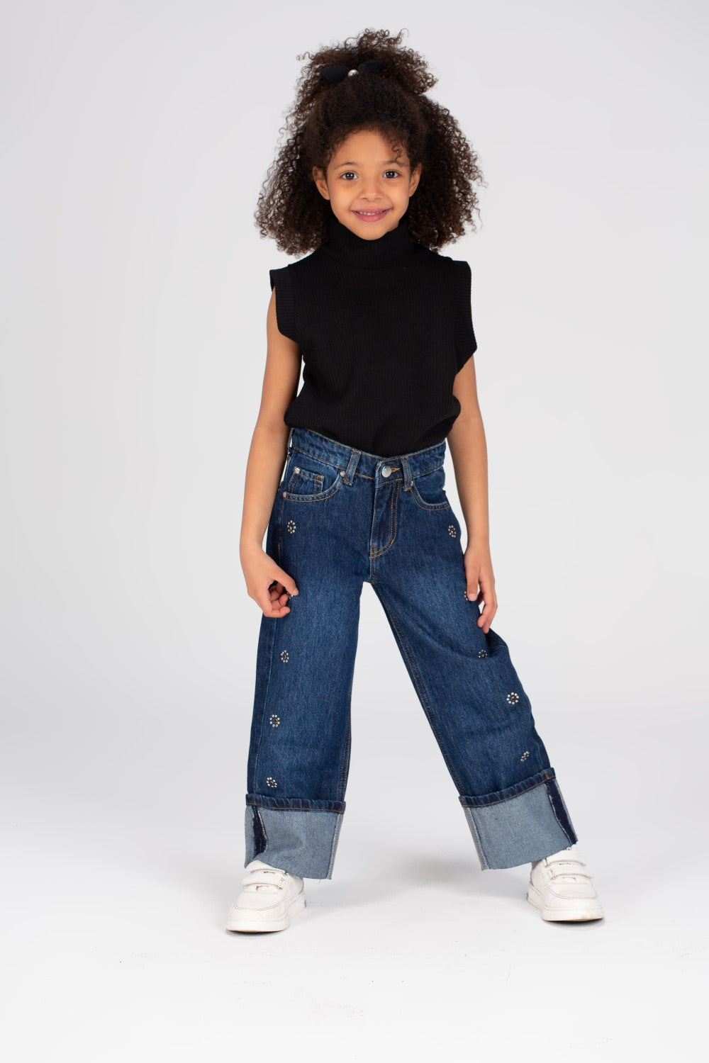 بنطلونات جينز واسعة بتفاصيل مستعملة للبنات مع قصة فريدة