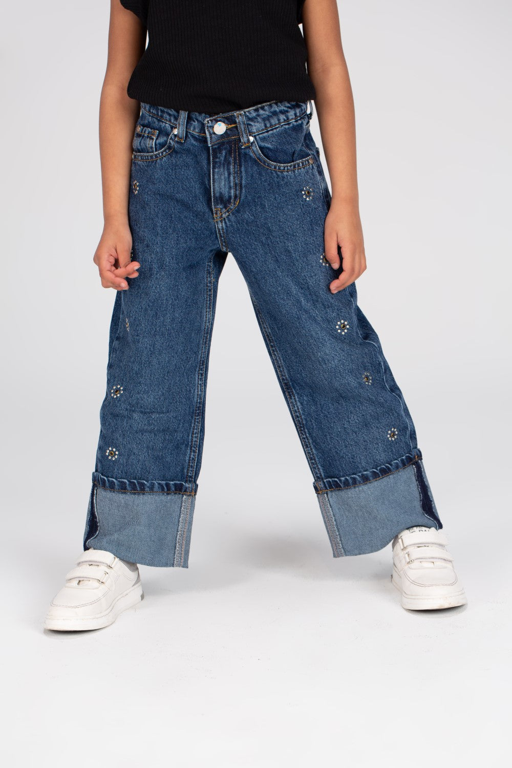 بنطلونات جينز واسعة بتفاصيل مستعملة للبنات مع قصة فريدة