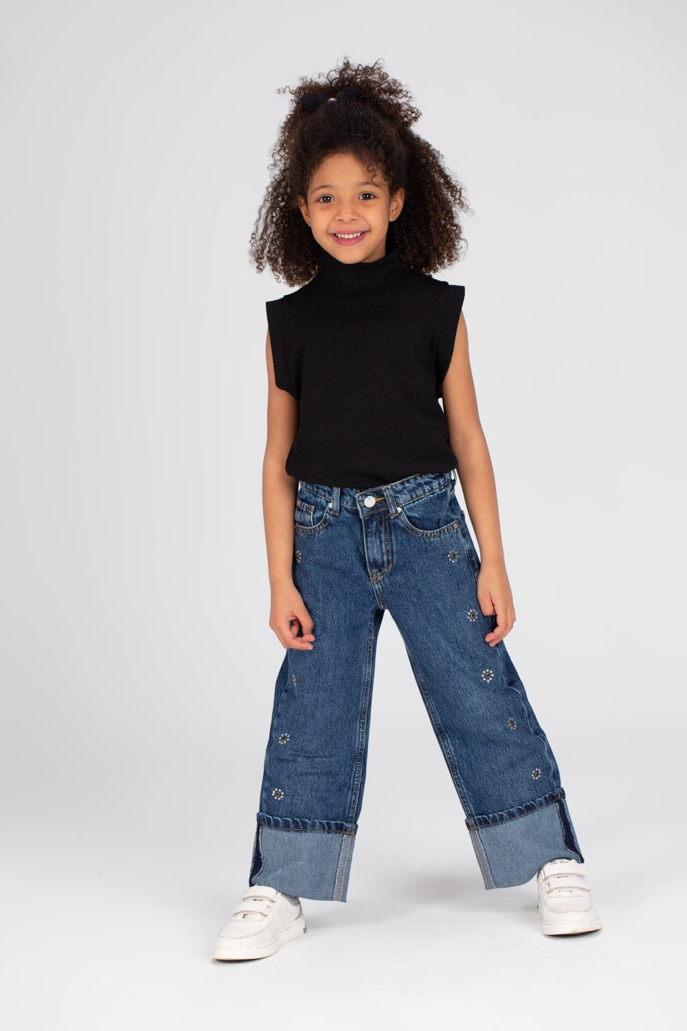 بنطلونات جينز واسعة بتفاصيل مستعملة للبنات مع قصة فريدة