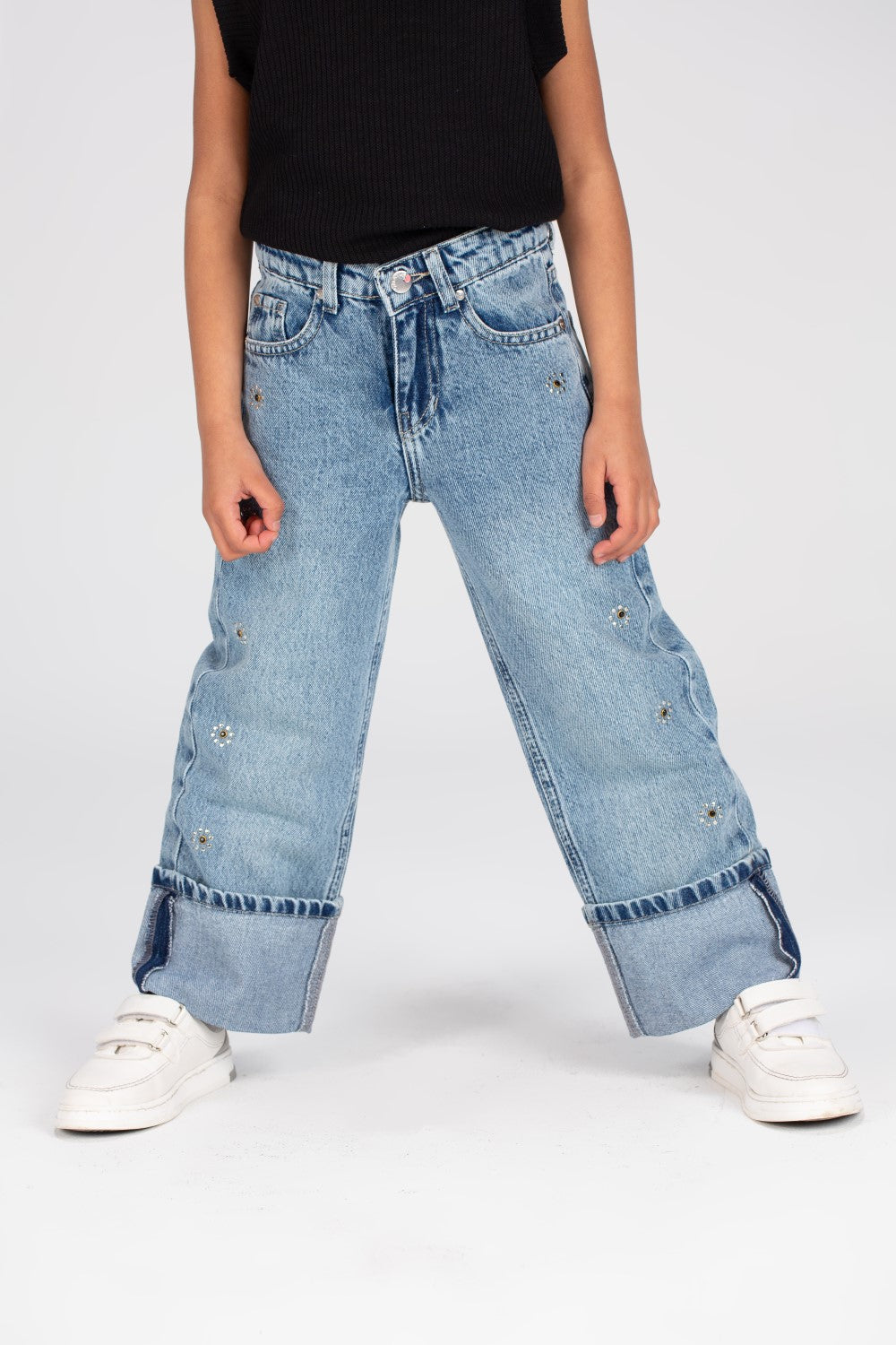 بنطلونات جينز واسعة بتفاصيل مستعملة للبنات مع قصة فريدة