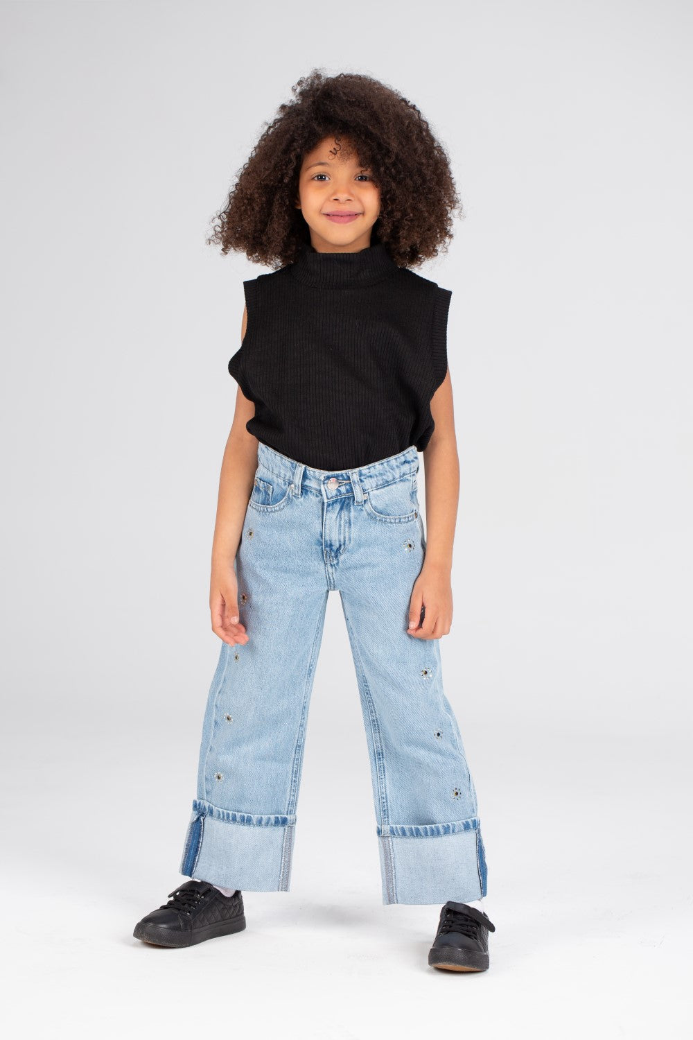 بنطلونات جينز واسعة بتفاصيل مستعملة للبنات مع قصة فريدة