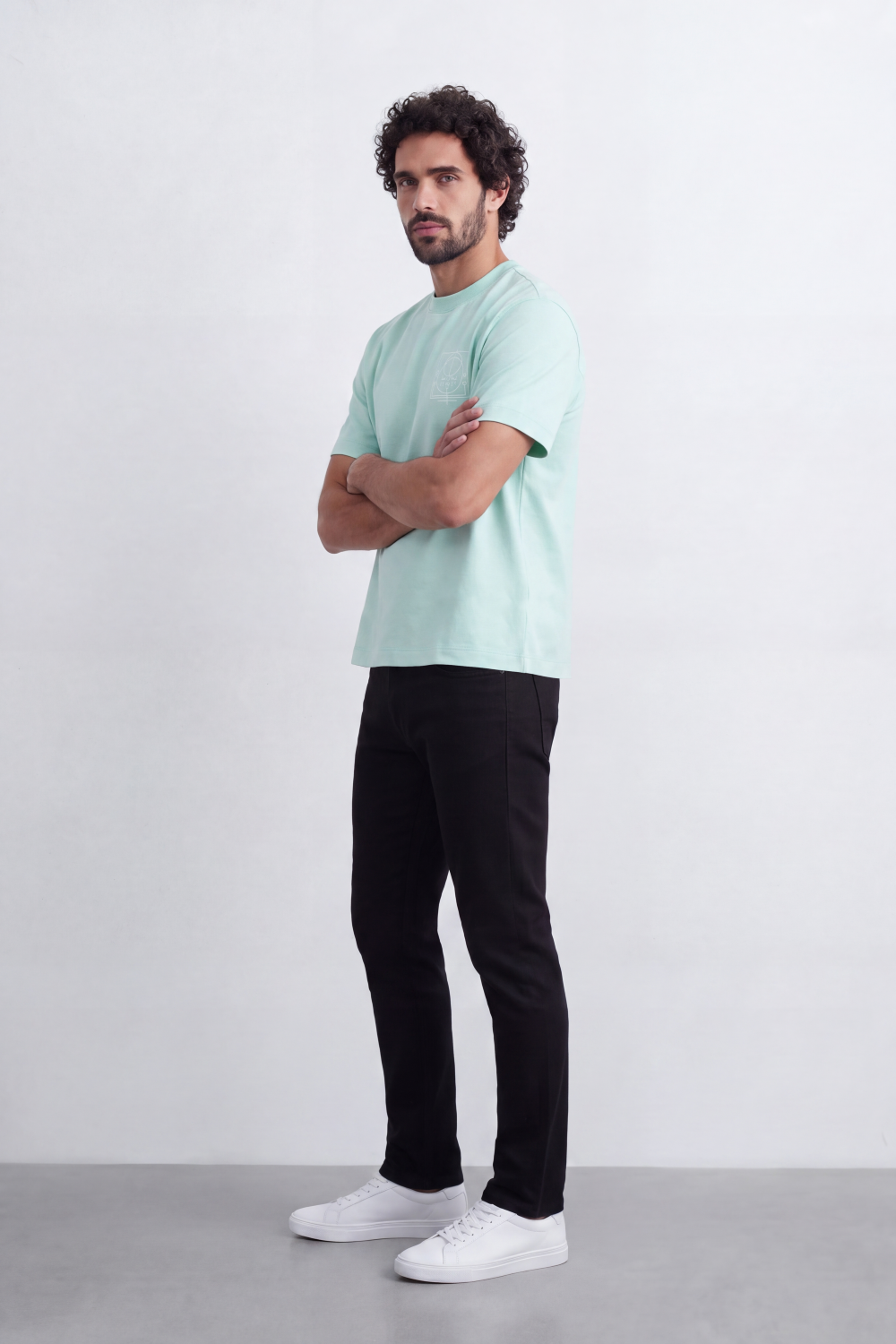 Men's Tomato Store Box Fit T-Shirt Minimal Compass Chest Graphic Clean Crew Neck
