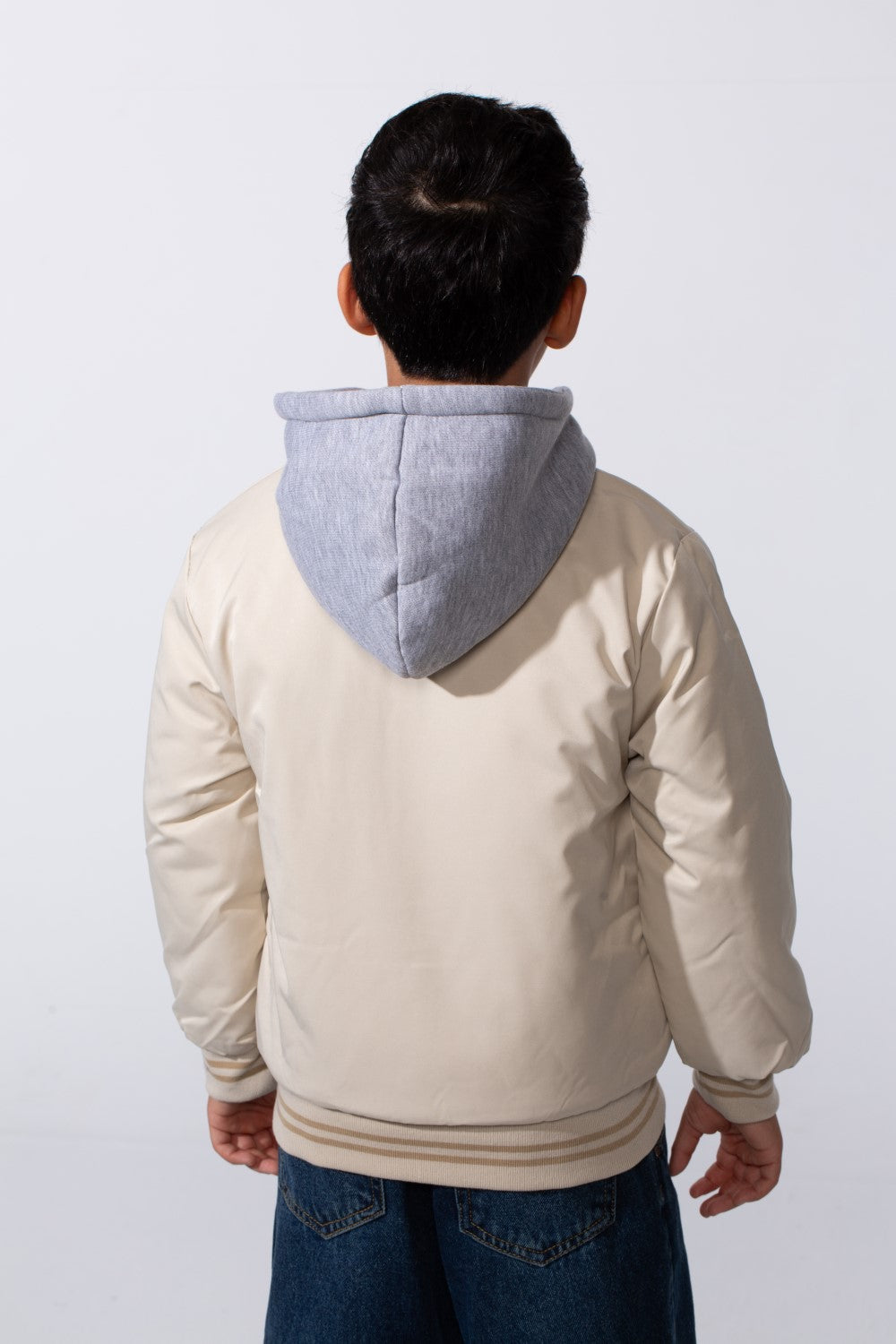 جاكيت بيسبول فاريستي مقاوم للماء من ميلتون بغطاء رأس وطباعة أمامية للأولاد