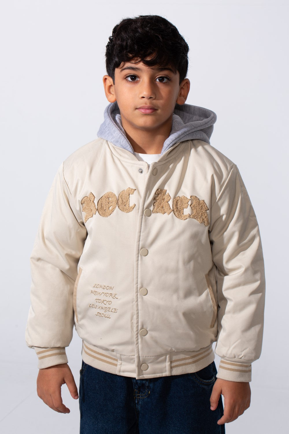 جاكيت بيسبول فاريستي مقاوم للماء من ميلتون بغطاء رأس وطباعة أمامية للأولاد