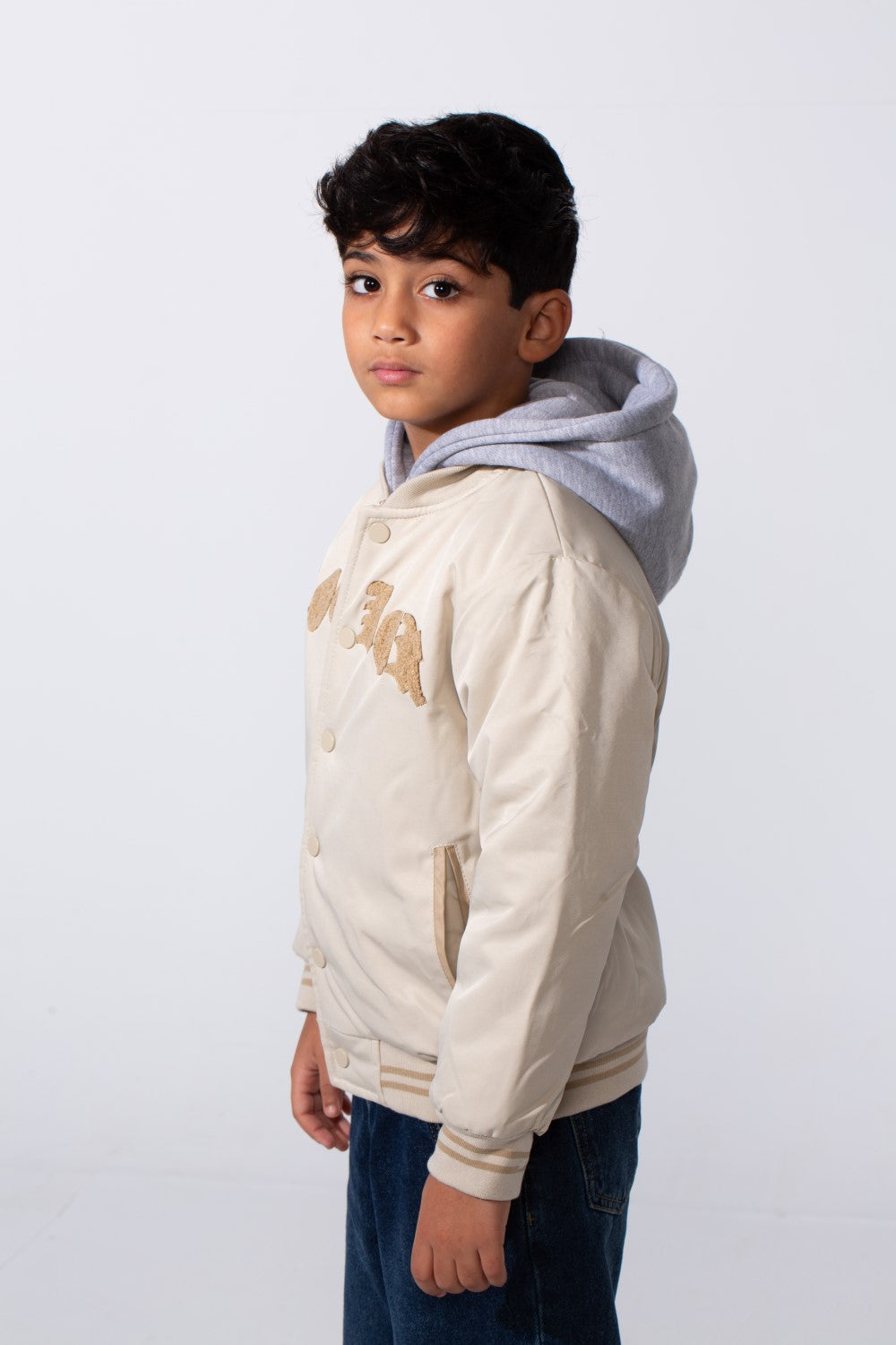 جاكيت بيسبول فاريستي مقاوم للماء من ميلتون بغطاء رأس وطباعة أمامية للأولاد