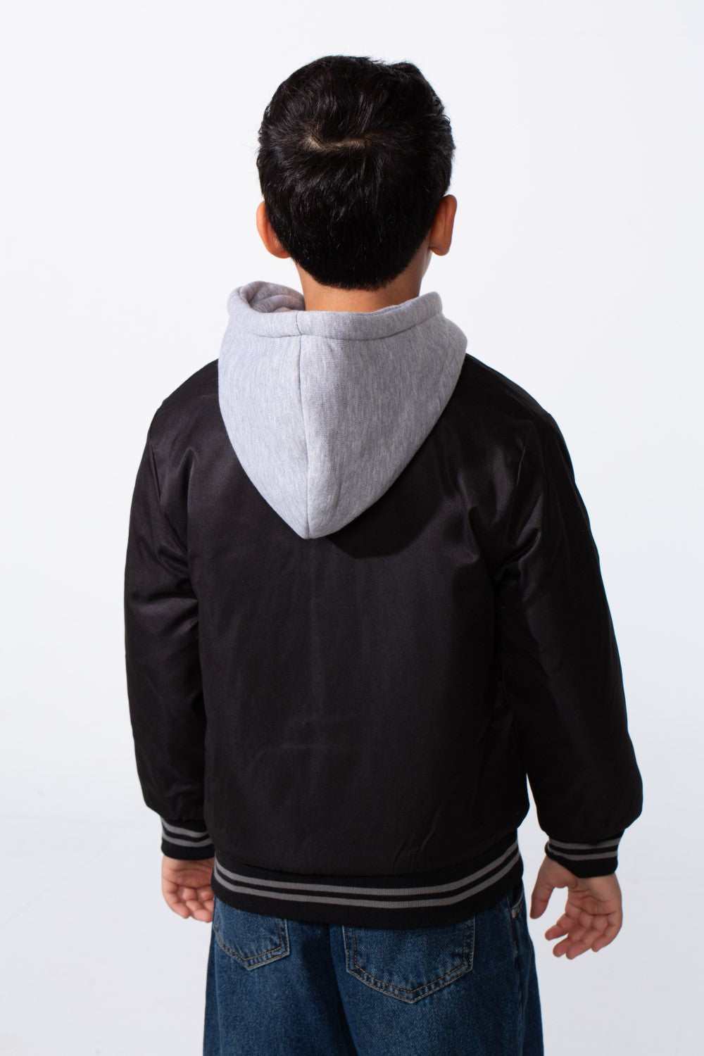 جاكيت بيسبول فاريستي مقاوم للماء من ميلتون بغطاء رأس وطباعة أمامية للأولاد